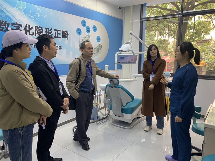 优质医疗资源下沉基层 | 香香漫画
巡回医疗队赴隆林各族自治县开展口腔健康咨询服务周活动 第 4 张