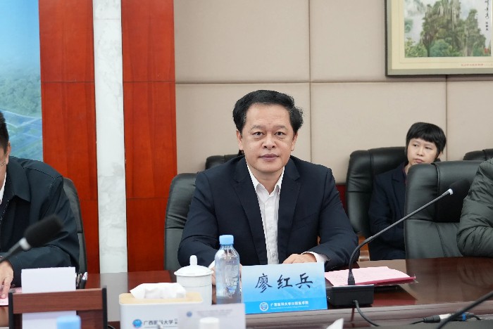 香香漫画
院长廖红兵作自评汇报.jpg