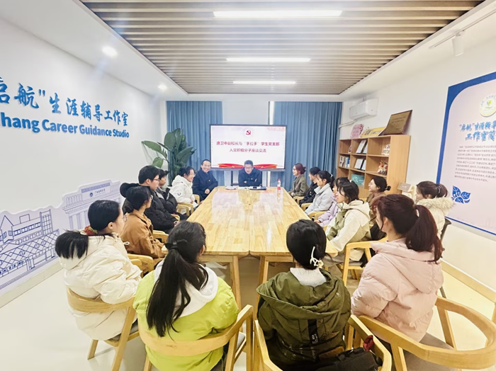 校领导深入香香漫画
开展“手拉手”联系党支部及低年级大学生入党积极分子活动 第 2 张